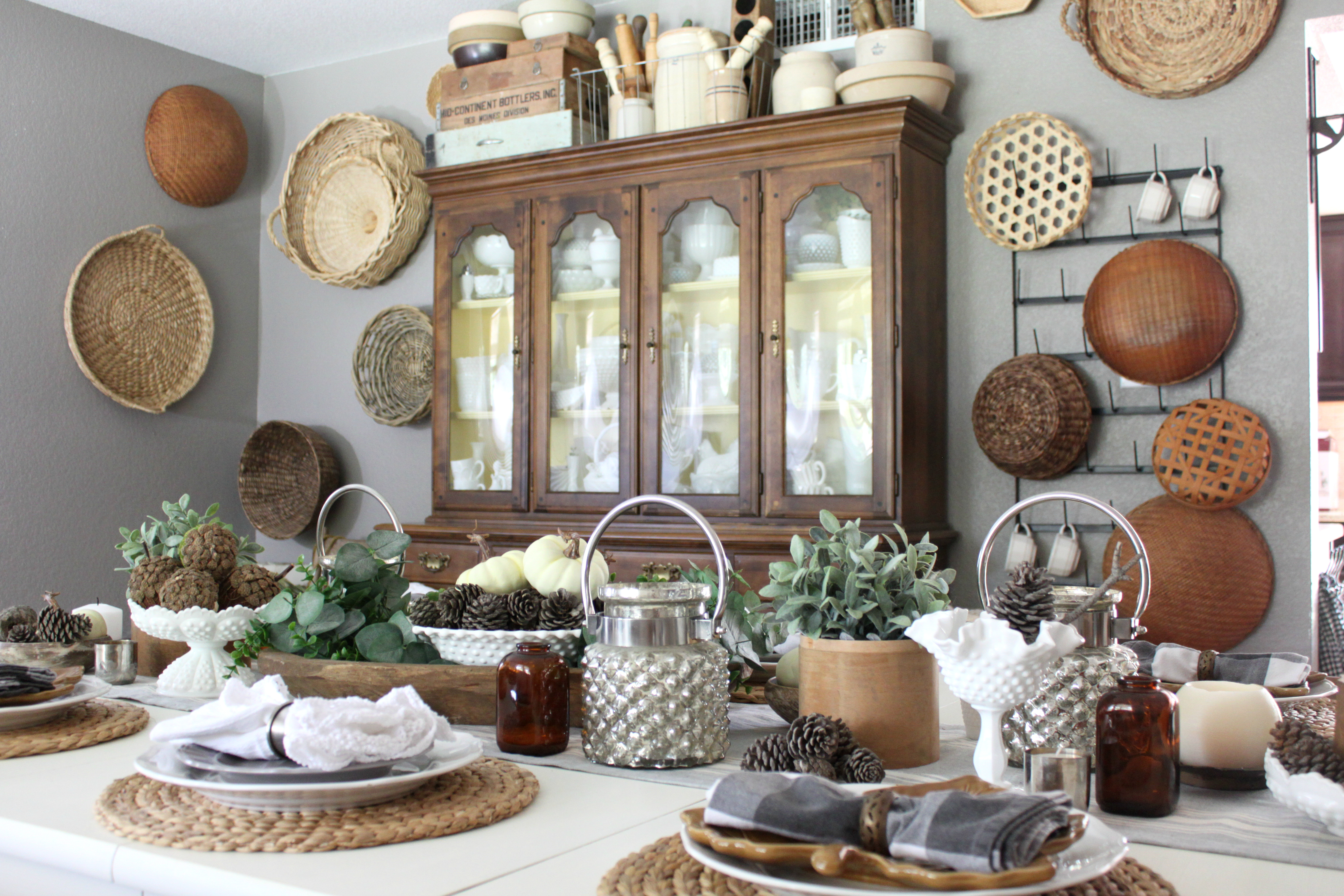 fall-dining-room-china-cabinet-basket-wall-tablescape