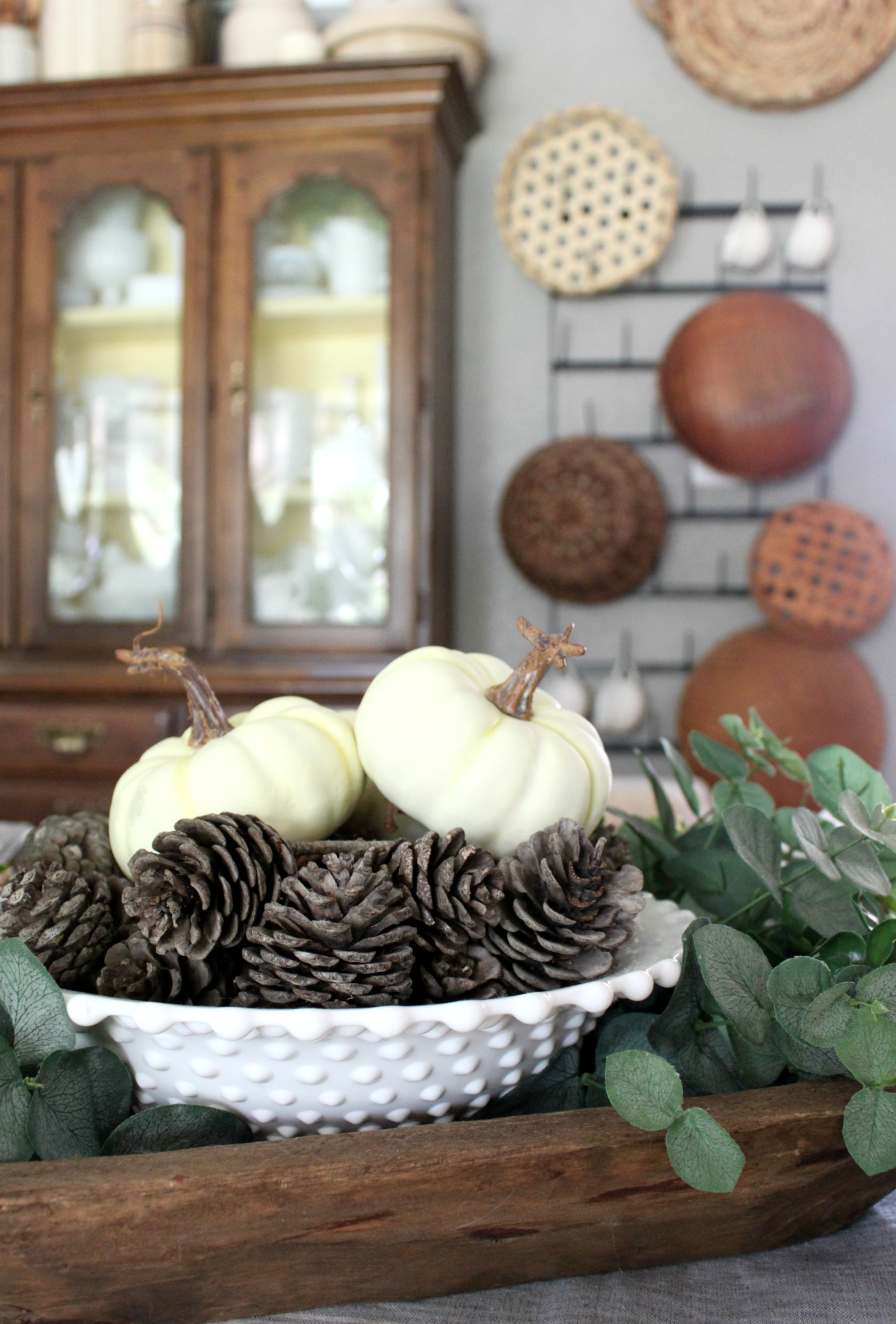 fall-dining-room-pumpkins-baskets-pinecones