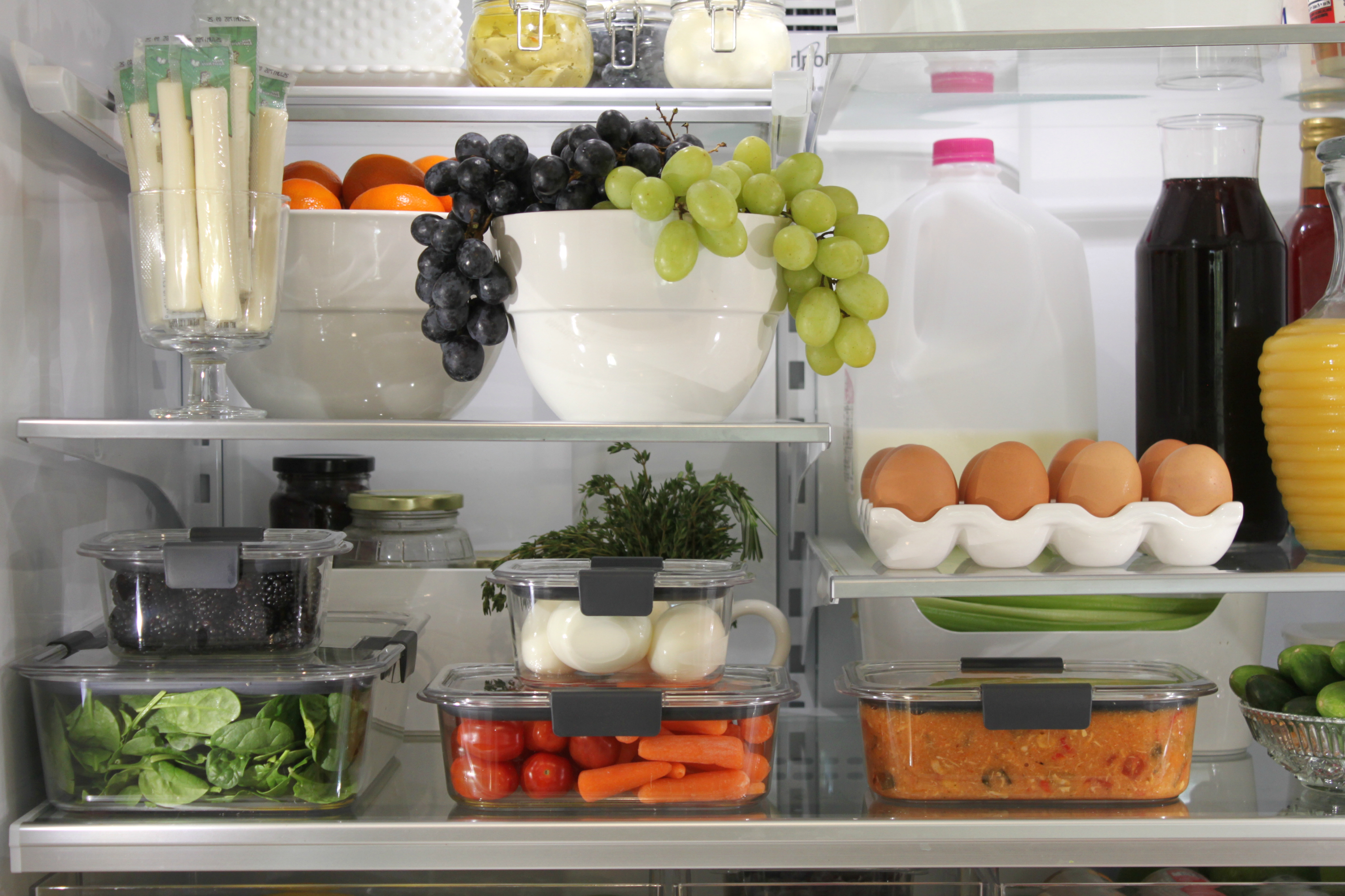 A Brilliantly Organized Fridge with Rubbermaid® BRILLIANCE™ | An Inspired Nest