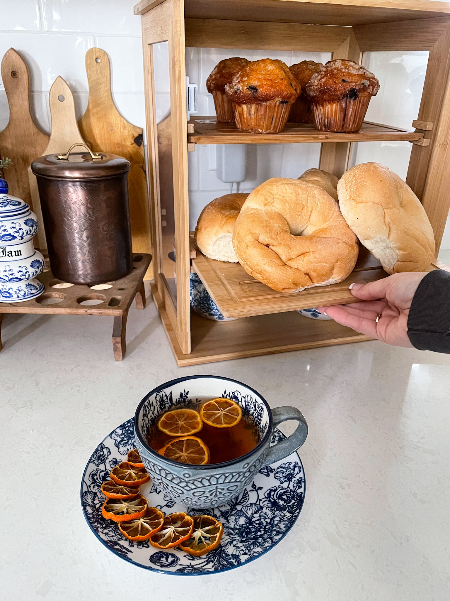 A portable bread box makes wrangles morning pasteries.